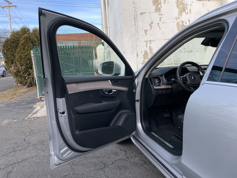 Used 2025 Volvo XC90 B6 Plus image 36