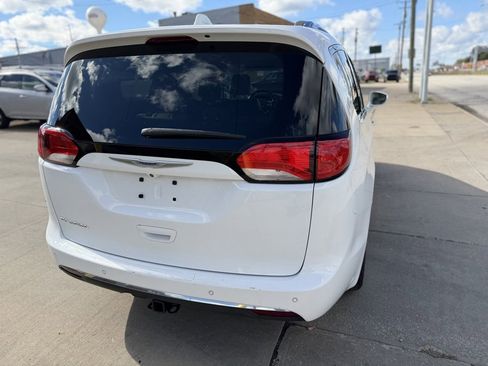 Used 2018 Chrysler Pacifica Touring-L image 6