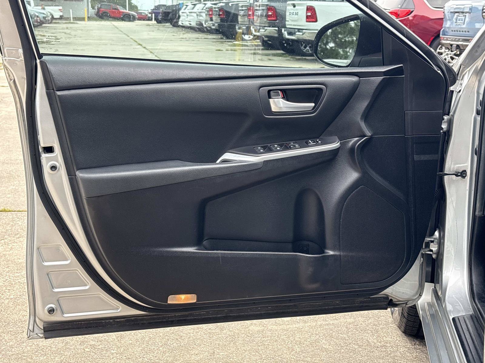 Used 2015 Toyota Camry SE w/ Moonroof Package FWD image 16