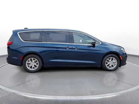 Used 2025 Chrysler Pacifica Select FWD image 9
