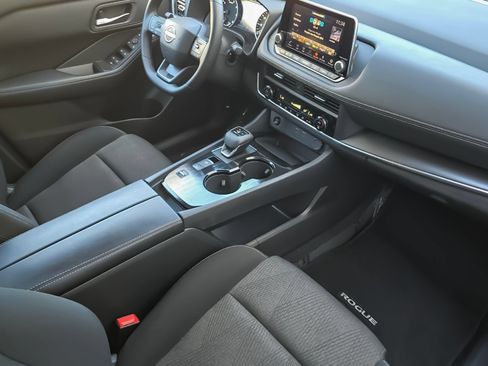 Used 2025 Nissan Rogue SV FWD image 12