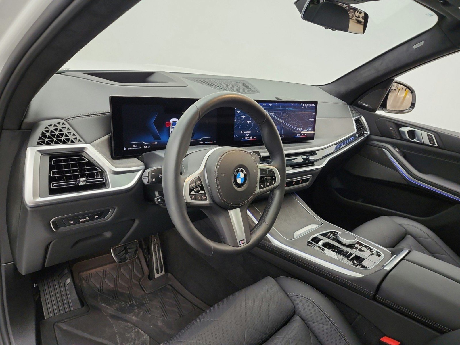 Used 2025 BMW X7 xDrive40i w/ M Sport Package AWD/4WD image 9