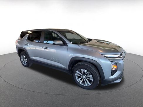 Used 2025 Chevrolet Equinox LT image 2