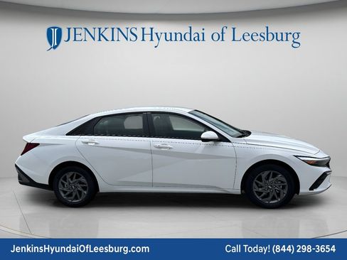 New 2026 Hyundai Elantra Hybrid FWD image 3