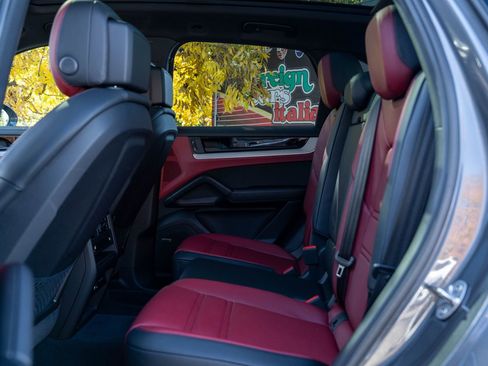 Certified 2025 Porsche Cayenne image 32