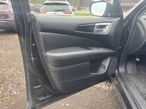 Used 2019 Nissan Pathfinder SV image 12