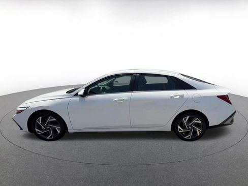 Used 2025 Hyundai Elantra SEL FWD image 9