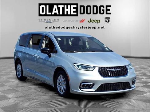 Used 2024 Chrysler Pacifica Touring-L FWD image 31