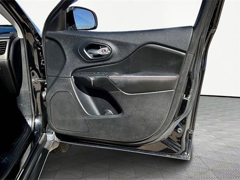 Used 2019 Jeep Cherokee Trailhawk image 19