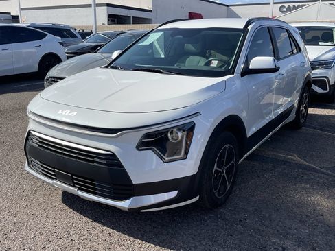 Certified 2025 Kia Niro EX FWD image 3
