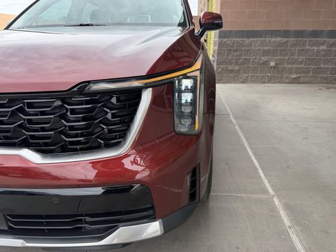 Used 2024 Kia Sorento S image 11