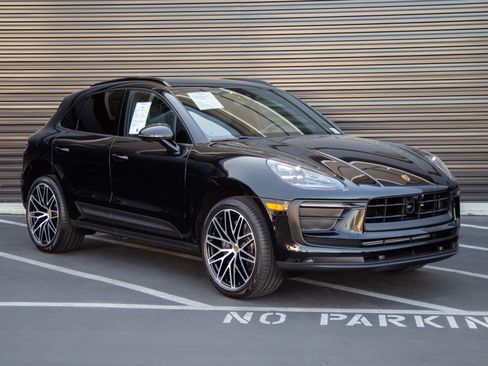 Certified 2026 Porsche Macan AWD/4WD image 9
