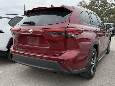 Used 2020 Toyota Highlander XLE image 4
