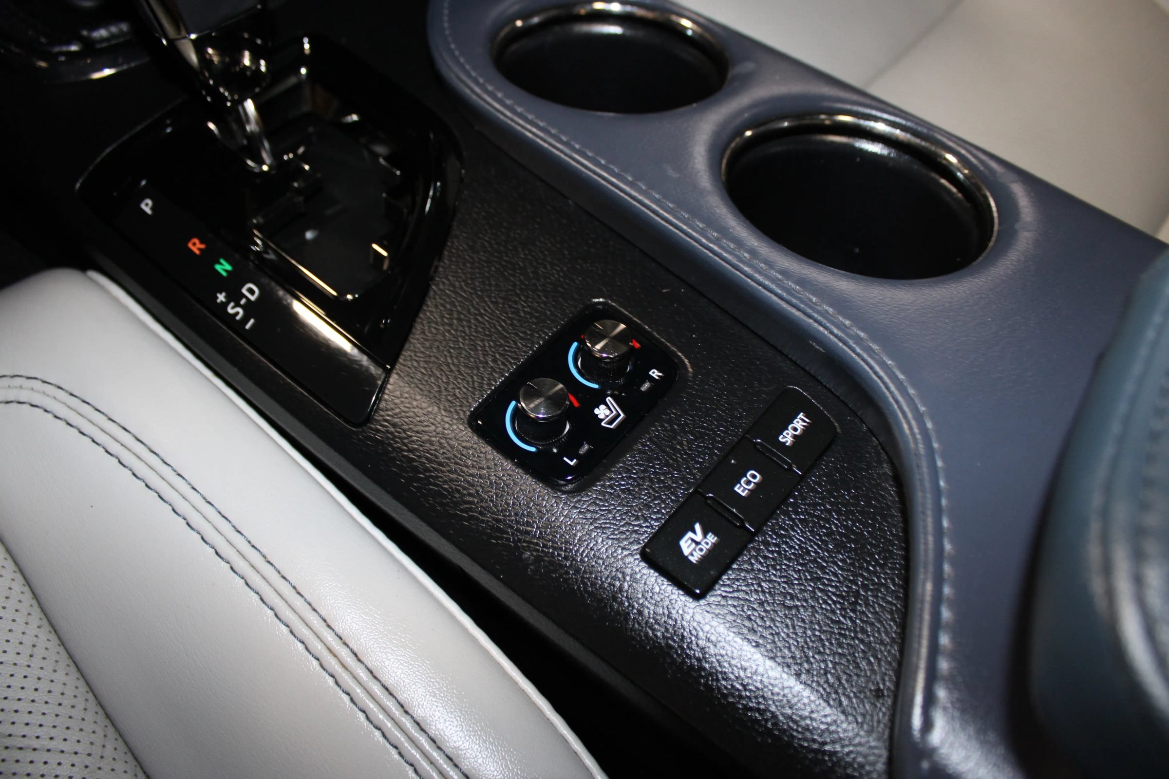Used 2015 Toyota Avalon Limited w/ Technology Package FWD image 19