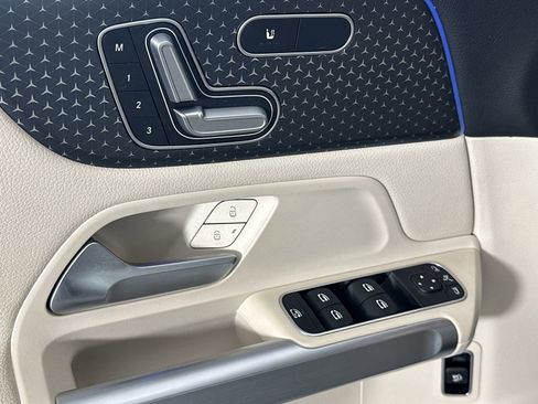 Used 2025 Mercedes-Benz GLB 250 image 13