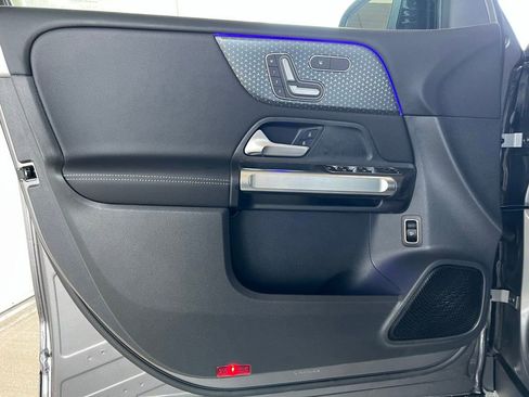 Used 2025 Mercedes-Benz GLB 250 4MATIC image 11