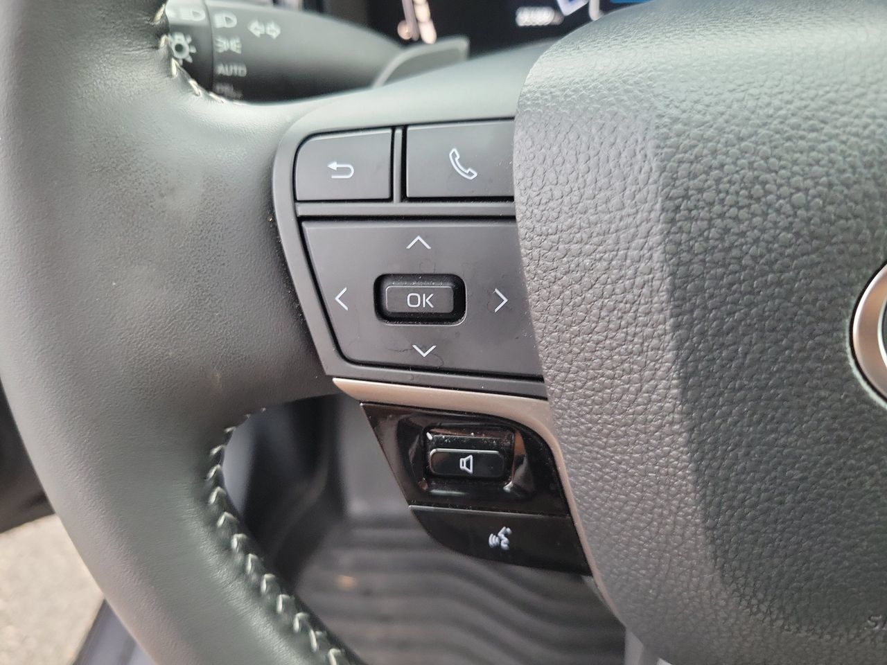 Used 2025 Toyota Camry SE w/ Multimedia Upgrade Package FWD image 20