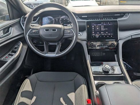 New 2025 Jeep Grand Cherokee Laredo image 12