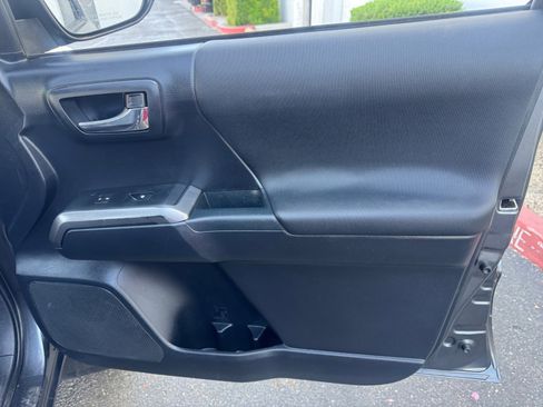 Used 2018 Toyota Tacoma TRD Sport AWD/4WD image 16