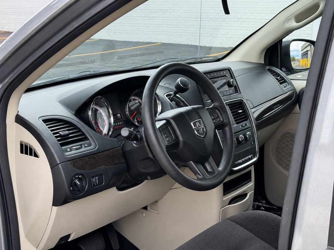 Used 2013 Dodge Grand Caravan American Value Package FWD image 12