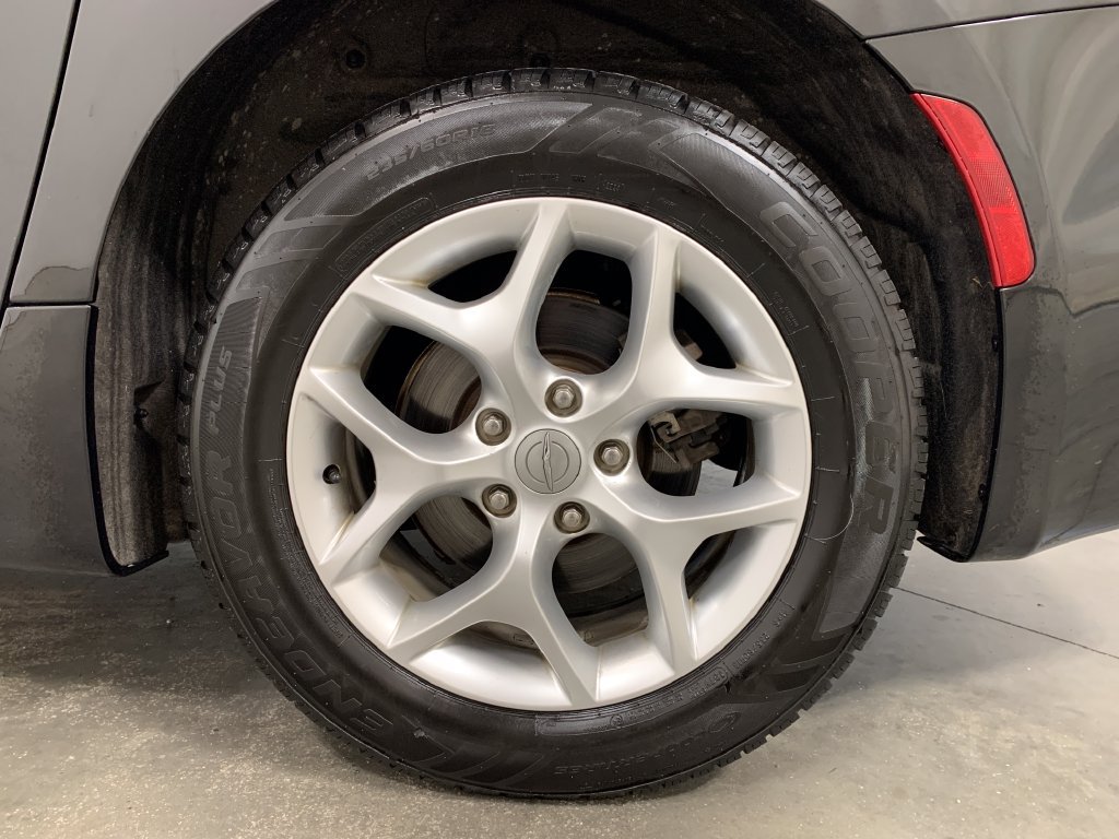 Used 2017 Chrysler Pacifica Touring-L Plus w/ Tire & Wheel Group FWD image 4