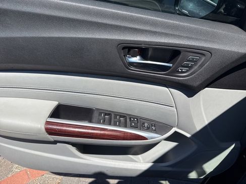 Used 2017 Acura TLX FWD image 3