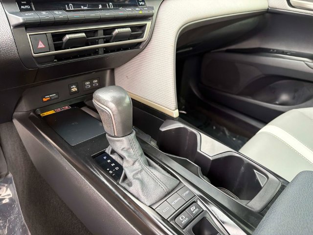 Used 2025 Toyota Camry SE w/ Convenience Package FWD image 22