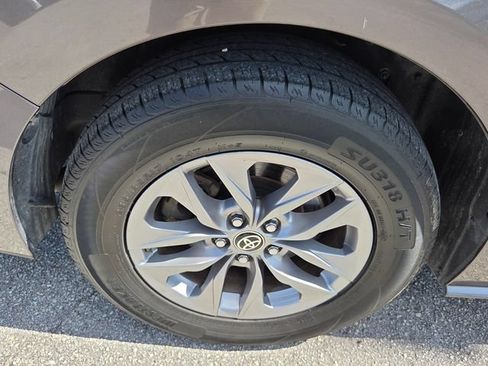 Used 2023 Toyota Sienna XLE FWD image 20