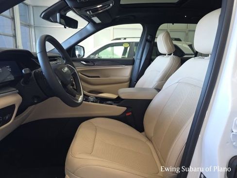 Used 2024 Jeep Grand Cherokee Limited w/ Luxury Tech Group II image 12