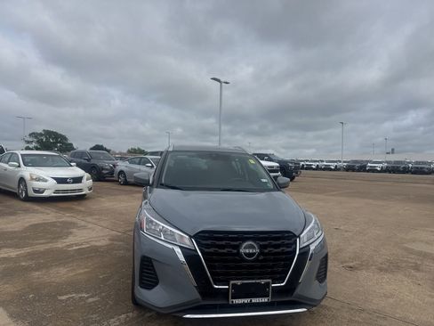Used 2023 Nissan Kicks SV FWD image 3