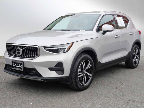 Certified 2025 Volvo XC40 B5 Core image 3