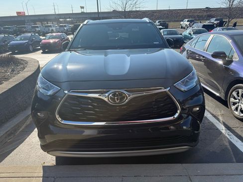 Used 2024 Toyota Highlander Platinum image 4