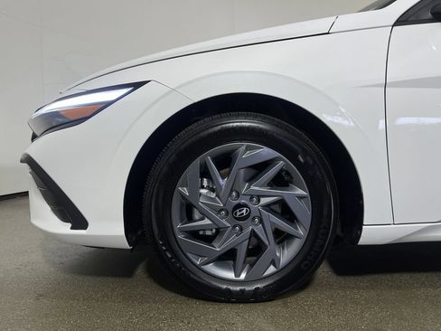 Certified 2025 Hyundai Elantra Hybrid FWD image 12