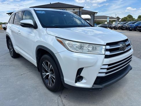 Used 2018 Toyota Highlander LE AWD/4WD image 2