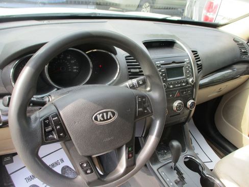 Used 2011 Kia Sorento LX w/ Convenience Pkg image 8