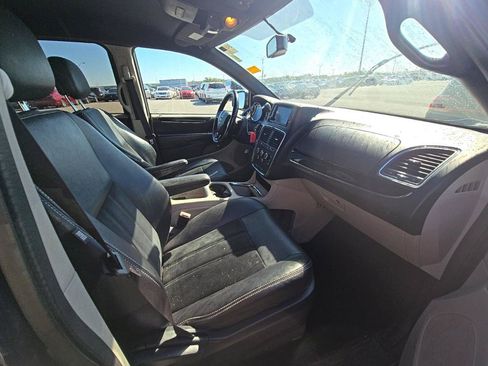 Used 2017 Dodge Grand Caravan SXT FWD image 12