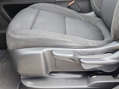 Used 2023 GMC Acadia SLE image 25