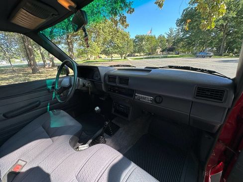 Used 1988 Toyota Pickup 4x4 Regular Cab image 32