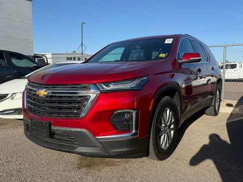 Used 2023 Chevrolet Traverse LT FWD image 2