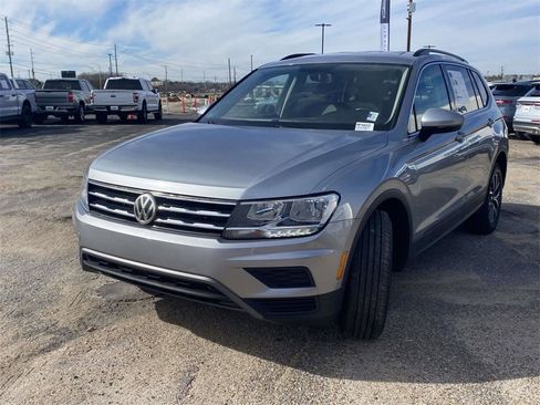 Used 2019 Volkswagen Tiguan SE image 3