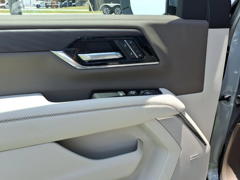 New 2026 GMC Yukon Denali w/ Denali Reserve Package AWD/4WD image 13