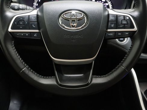 Used 2025 Toyota Highlander LE FWD image 24