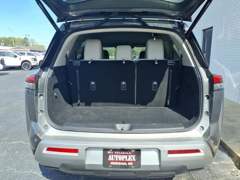 Used 2025 Nissan Pathfinder SL image 5