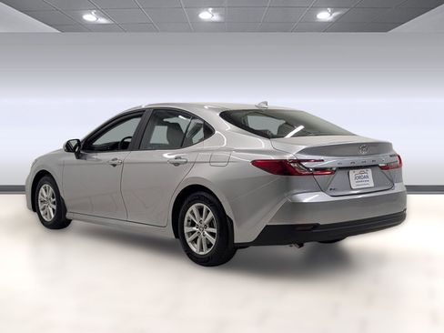 Used 2025 Toyota Camry LE w/ Convenience Package image 2