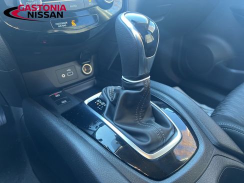 Used 2020 Nissan Rogue SV w/ Sun & Sound Touring Package image 33