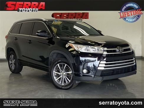 Used 2017 Toyota Highlander XLE image 1