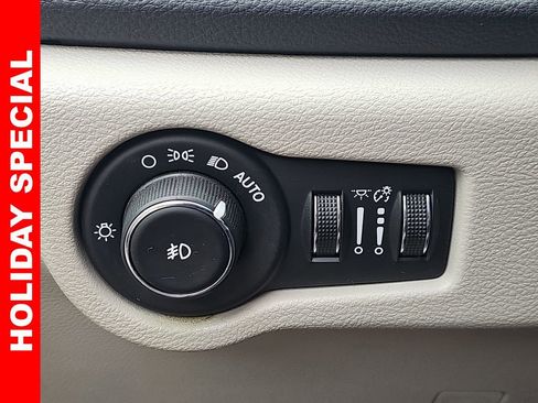 Used 2017 Chrysler Pacifica Limited w/ UConnect Theater Package image 28