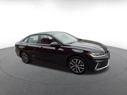 Used 2025 Volkswagen Jetta SE image 2