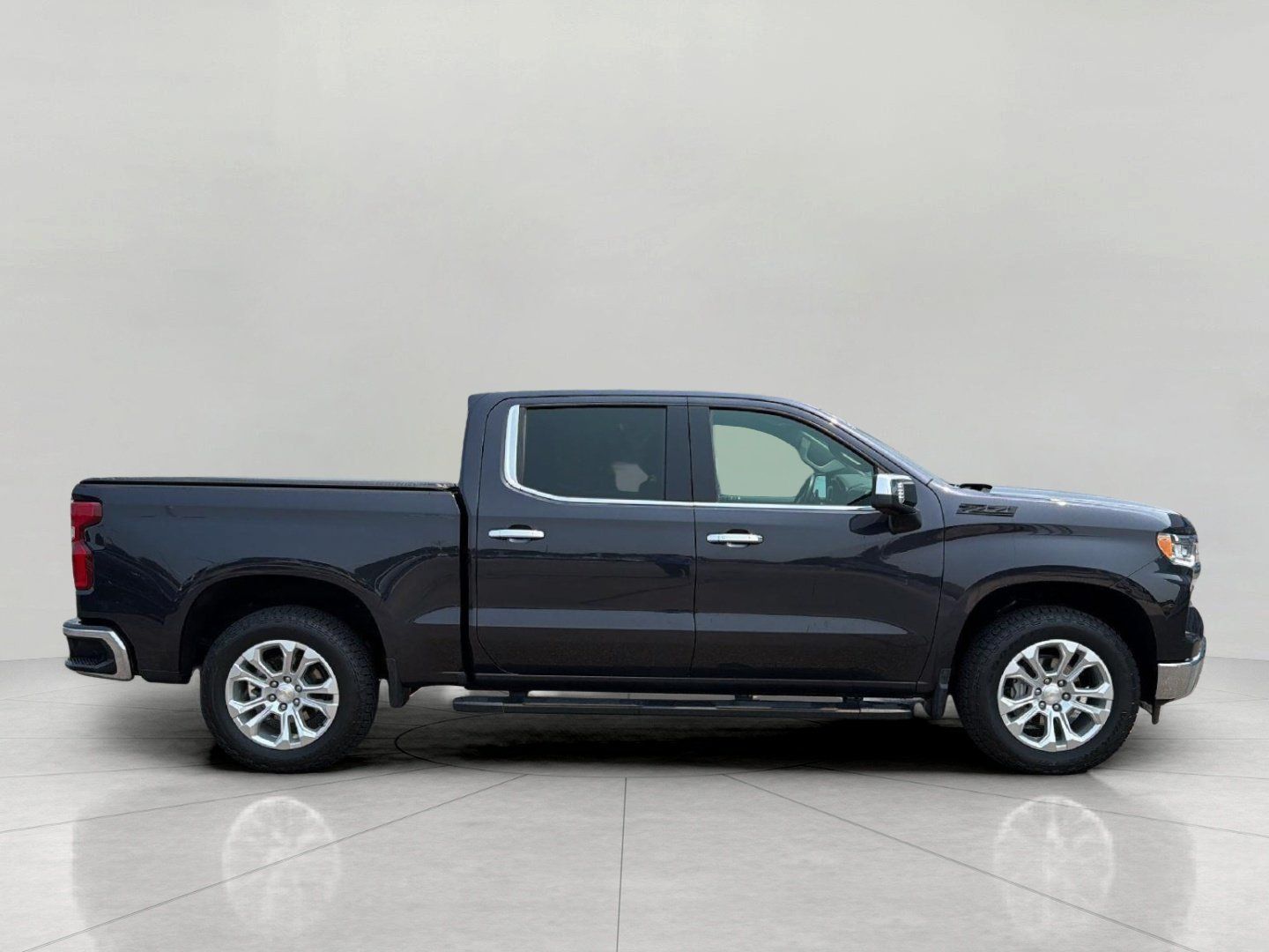 Used 2023 Chevrolet Silverado 1500 LTZ AWD/4WD image 3