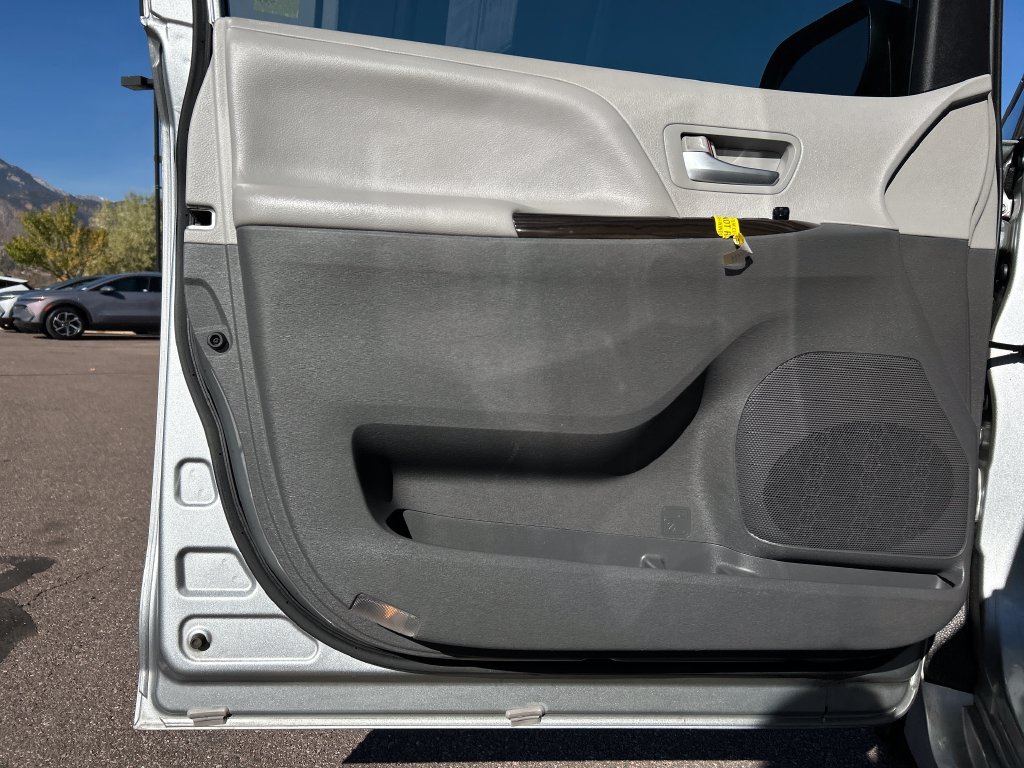 Used 2019 Toyota Sienna XLE Premium FWD image 34
